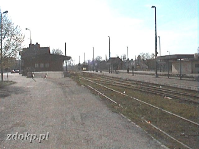 2005-04-25.43 WG.JPG - Wgrowiec - widok na budynki stacyjne i perony z placu manewrowego
